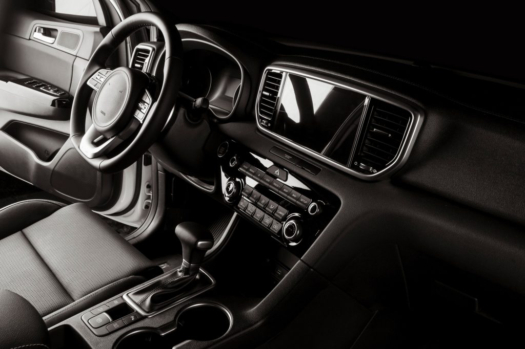 interior-de-carro-novo-com-detalhes-luxuosos-assentos-de-couro-e-tela-sensivel-ao-toque